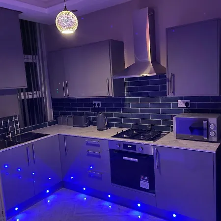 1 Bed Flat - Sleeps 2 - Hot Tub - Parking - Wifi *