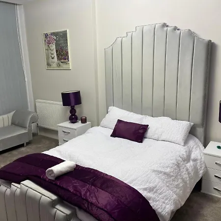 1 Bed Flat - Sleeps 2 - Hot Tub - Parking - Wifi