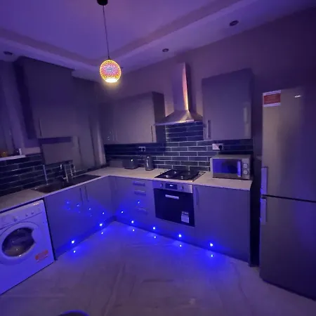 1 Bed Flat - Sleeps 2 - Hot Tub - Parking - Wifi Apartment Bradford (West Yorkshire)