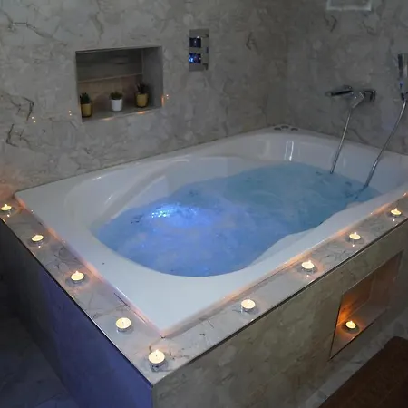 1 Bed Flat - Sleeps 2 - Hot Tub - Parking - Wifi