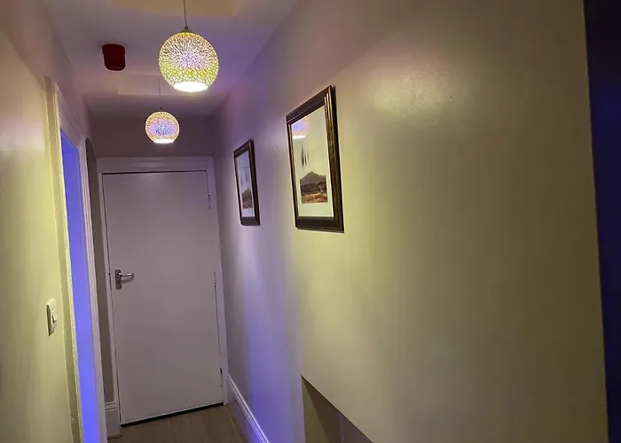 1 Bed Flat - Sleeps 2 - Hot Tub - Parking - Wifi Apartment