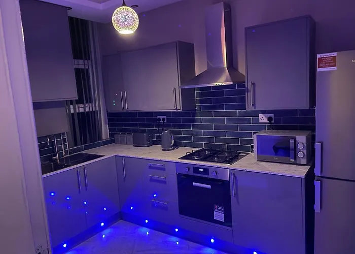 1 Bed Flat - Sleeps 2 - Hot Tub - Parking - Wifi *