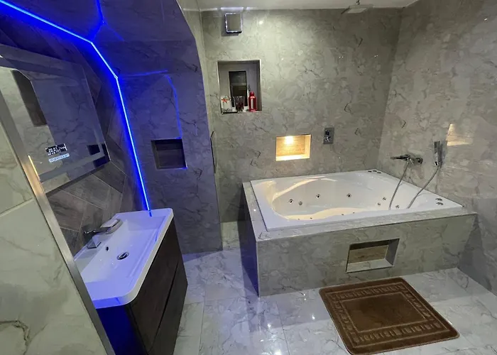 Apartment 1 Bed Flat - Sleeps 2 - Hot Tub - Parking - Wifi