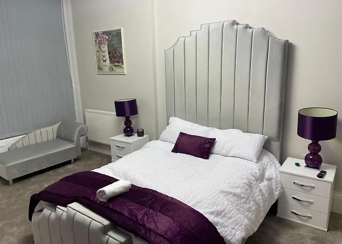 1 Bed Flat - Sleeps 2 - Hot Tub - Parking - Wifi