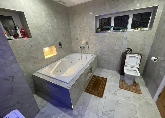 Appartamento 1 Bed Flat - Sleeps 2 - Hot Tub - Parking - Wifi *