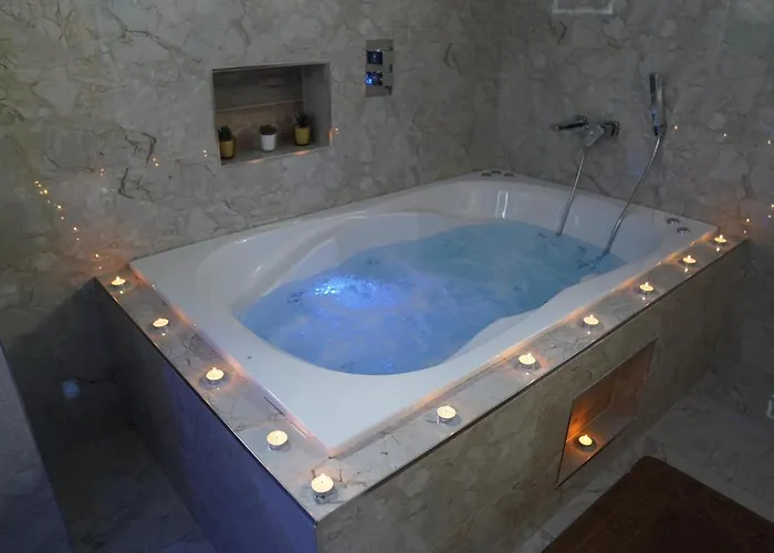 1 Bed Flat - Sleeps 2 - Hot Tub - Parking - Wifi