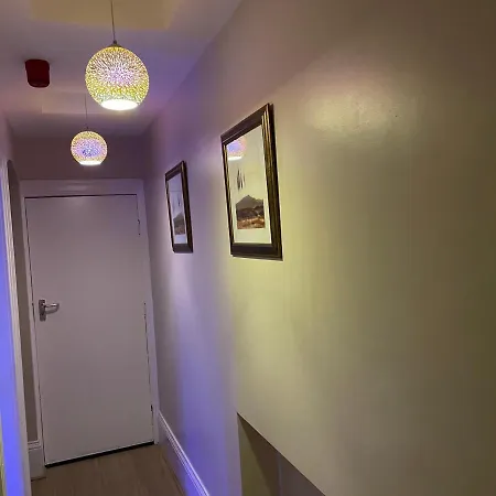 1 Bed Flat - Sleeps 2 - Hot Tub - Parking - Wifi דירה