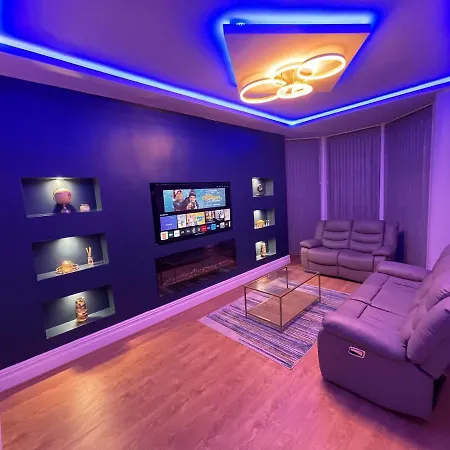 1 Bed Flat - Sleeps 2 - Hot Tub - Parking - Wifi בראדפורד