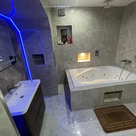 דירה 1 Bed Flat - Sleeps 2 - Hot Tub - Parking - Wifi
