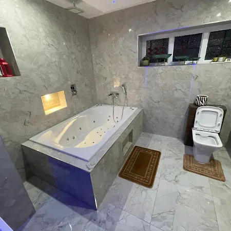 דירה 1 Bed Flat - Sleeps 2 - Hot Tub - Parking - Wifi *