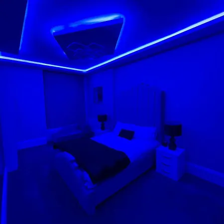 דירה 1 Bed Flat - Sleeps 2 - Hot Tub - Parking - Wifi בראדפורד